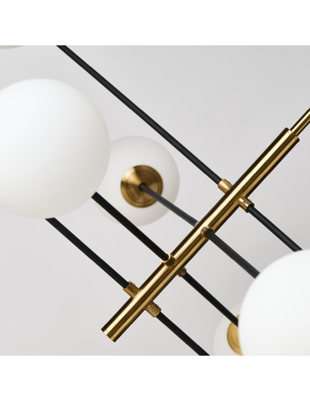 Lampa wisząca Oviedo z 8 białymi kloszami i złotą konstrukcją - eleganckie oświetlenie do wnętrz nowoczesnych.