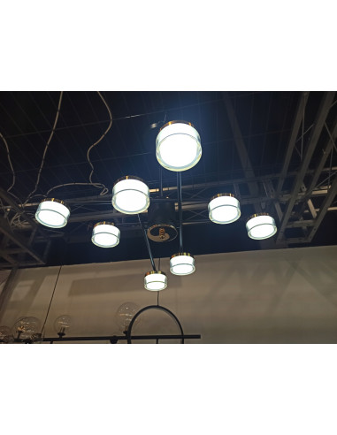 Elegancka lampa LED 6-punktowa z długimi ramionami, biało-złota, idealna do nowoczesnych wnętrz i klatek schodowych