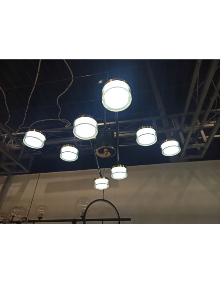 Elegancka lampa LED 6-punktowa z długimi ramionami, biało-złota, idealna do nowoczesnych wnętrz i klatek schodowych