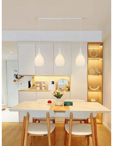 Lampa wisząca BLANCO - nowoczesny element dekoracyjny w białym kolorze, idealna do różnych stylów wnętrz.