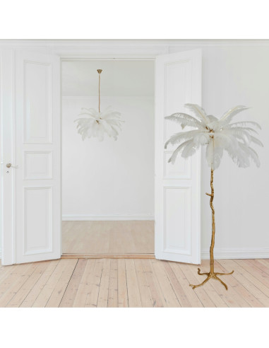Elegancka lampa w kształcie palmy z piórami, złote wykończenie, idealna do salonu i nowoczesnych wnętrz.