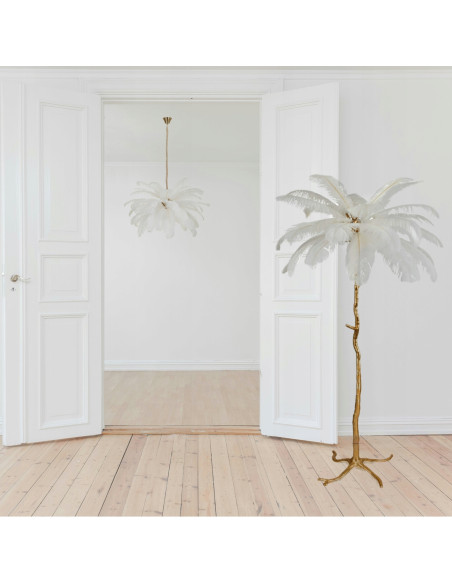 Elegancka lampa w kształcie palmy z piórami, złote wykończenie, idealna do salonu i nowoczesnych wnętrz.