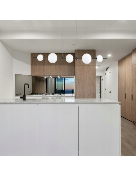 Lampa wisząca MILA - Nowoczesna lampa z 5 białymi kloszami na czarnej listwie do kuchni i salonu