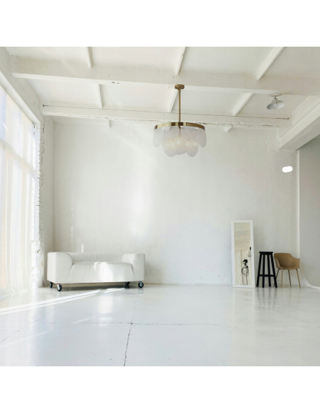 Nowoczesny żyrandol AURORA ze szkła i mosiądzu, idealny do salonu i jadalni, z eleganckim designem i przyjemnym światłem.