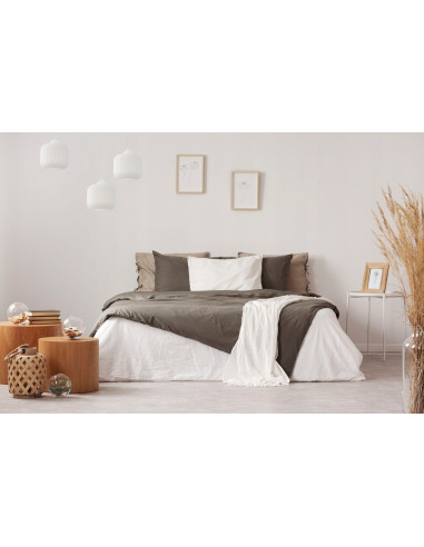 Lampa sufitowa RIFFLE z 3 kloszami w kolorze białym – eleganckie oświetlenie do nowoczesnych wnętrz.