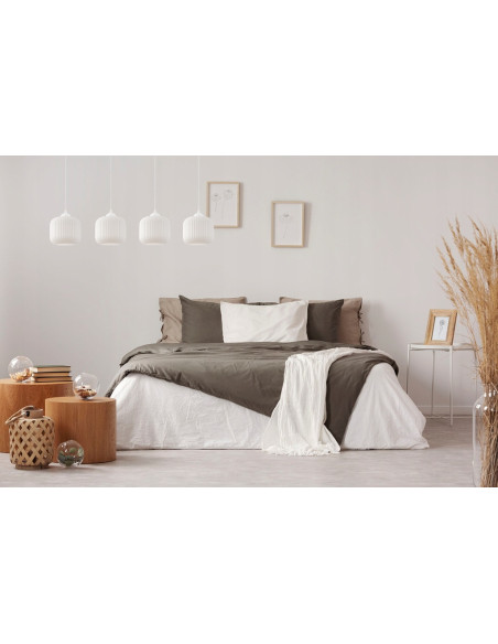 Lampa wisząca RIFFLE, biała z szklanymi kloszami, 4 źródła światła, regulowana długość, eleganckie oświetlenie do wnętrz.