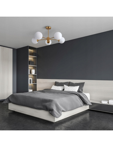 Luksusowy żyrandol ROMA w złotym wykończeniu z perłowymi kloszami – Elegancka lampa do nowoczesnych wnętrz.