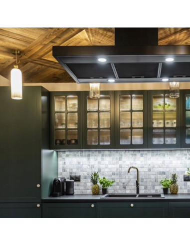 Lampa sufitowa PIEGA - biała z złotym stelażem, elegancki element nowoczesnego wystroju wnętrz