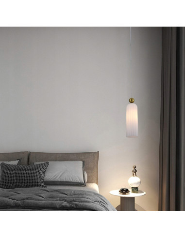 Lampa sufitowa PIEGA - biała z złotym stelażem, elegancki element nowoczesnego wystroju wnętrz