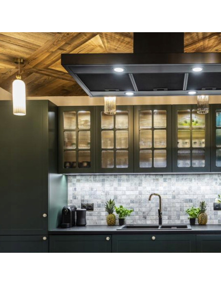 Elegancka lampa wisząca PIEGA w złotym kolorze z otwartym kloszem - idealna do jadalni i salonu.