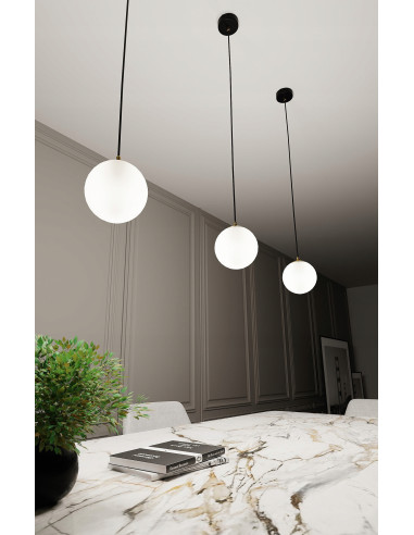 Lampa wisząca ROYAL, minimalistyczna kula biała z złotymi akcentami, eleganckie oświetlenie do salonu i kuchni