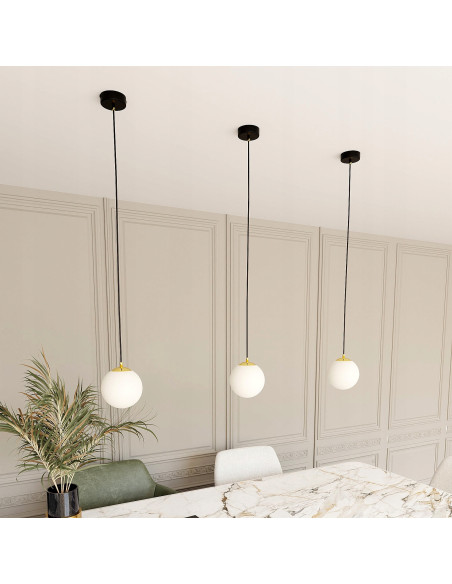 Lampa wisząca ROYAL, minimalistyczna kula biała z złotymi akcentami, eleganckie oświetlenie do salonu i kuchni