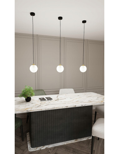 Lampa wisząca ROYAL, minimalistyczna kula biała z złotymi akcentami, eleganckie oświetlenie do salonu i kuchni