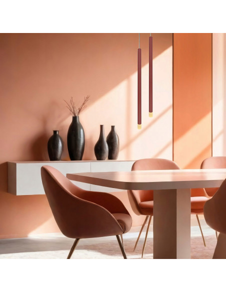 Lampa wisząca Lungo 1 w eleganckim czerwonym metalu z regulacją wysokości - idealna do nowoczesnych wnętrz.