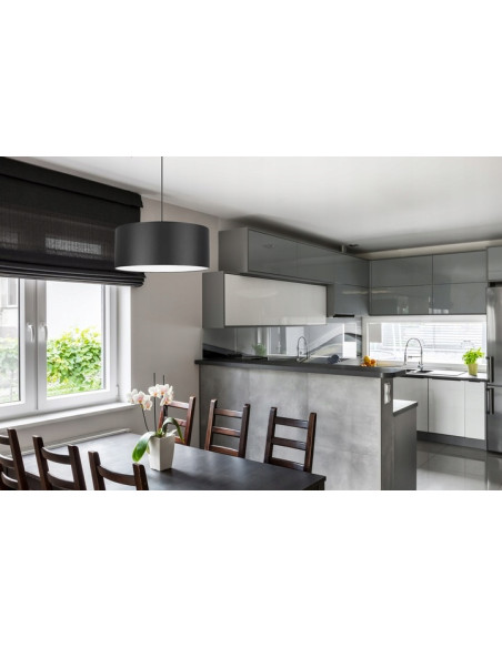 Lampa wisząca SHADE z eleganckim abażurem, efektowne oświetlenie do salonu i sypialni, kolor czarny, stylowy design.