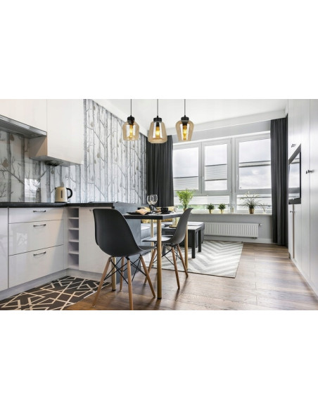 Elegancka lampa wisząca RIJEKA w kolorze bursztynowym z trzema kloszami, idealna do biura, jadalni i salonu.