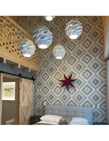 Nowoczesna lampa wisząca Reus E27 kula z metalowymi prześwitami, elegancka biała do salonu i jadalni