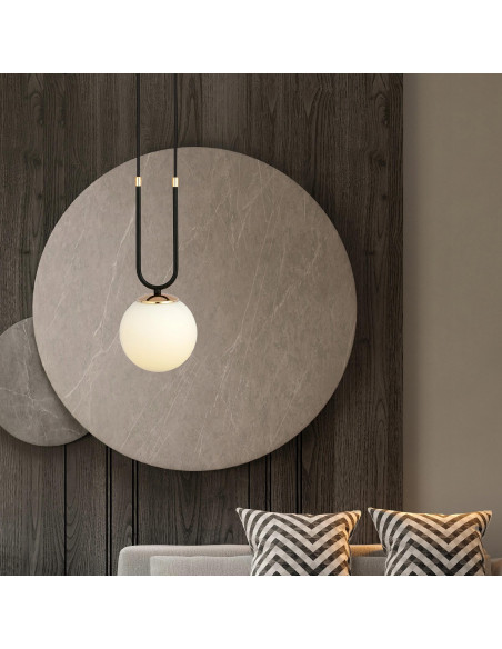 Lampa wisząca GLAM 1 – szklana kula z złotymi akcentami, elegancki dodatek do nowoczesnych wnętrz