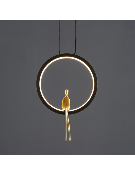 Lampa wisząca AMICI w mosiężnym wykończeniu - elegancki detal do nowoczesnych wnętrz, regulowana wysokość.