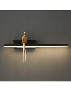 Lampa ścienna AMICI LED z mosiężną figurką - nowoczesny kinkiet do eleganckich wnętrz w czerni