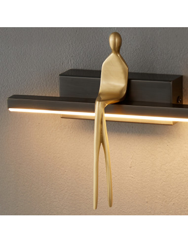 Lampa ścienna AMICI LED z mosiężną figurką - nowoczesny kinkiet do eleganckich wnętrz w czerni