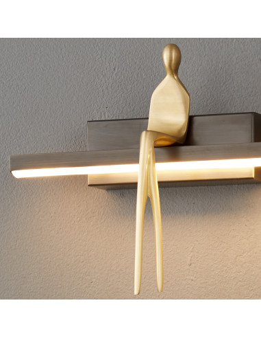 Lampa ścienna AMICI LED z mosiężną figurką - nowoczesny kinkiet do eleganckich wnętrz w czerni