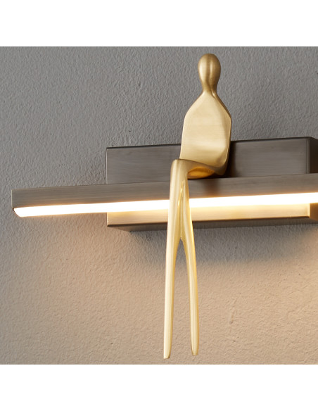 Lampa ścienna AMICI LED z mosiężną figurką - nowoczesny kinkiet do eleganckich wnętrz w czerni