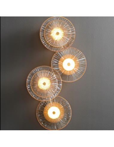 Kinkiet LUXIO-4 w bursztynie, elegancka lampa ścienna LED do nowoczesnych wnętrz, 61 cm wysokości, złoty mosiądz.