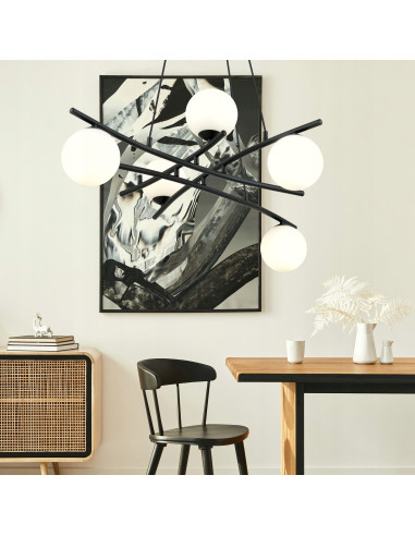 Nowoczesna lampa wisząca w stylu skandynawskim ESSA 5, czarna z białymi kloszami do jadalni i eleganckich wnętrz