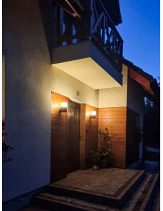 Lampa elewacyjna CUBE czarna – nowoczesny kinkiet aluminiowy IP44 do oświetlenia tarasu i wejścia, minimalistyczny design.