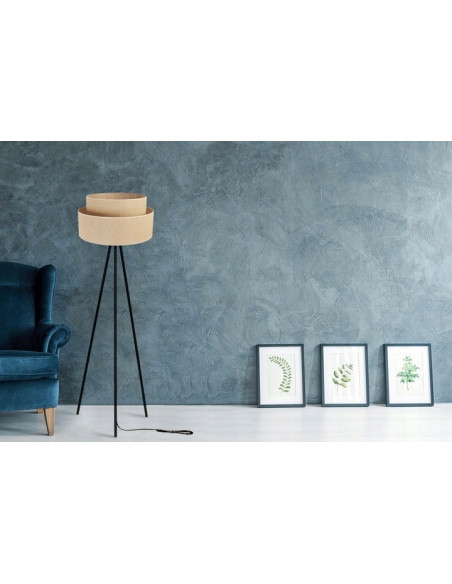 Lampa stojąca JUTA z rattanowym kloszem - stylowy akcent do każdego wnętrza, idealna do sypialni i salonu.