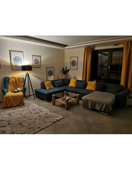 Lampa podłogowa SHADE z zielonym abażurem na trójnogu – elegancki dodatek do sypialni i salonu.