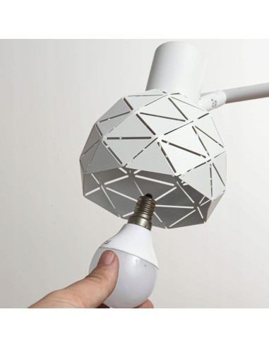 Elegancki podwójny kinkiet ścienny Reus w białym z wycięciami - nowoczesne oświetlenie do stylowych wnętrz