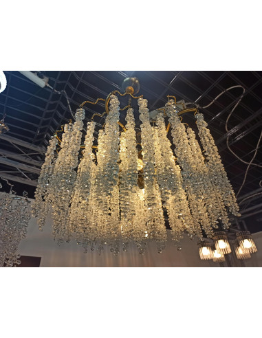 Elegancki złoty żyrandol z kryształowymi zwisami do luksusowych wnętrz - idealny do salonu i jadalni