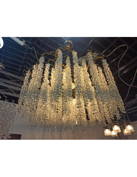 Elegancki złoty żyrandol z kryształowymi zwisami do luksusowych wnętrz - idealny do salonu i jadalni