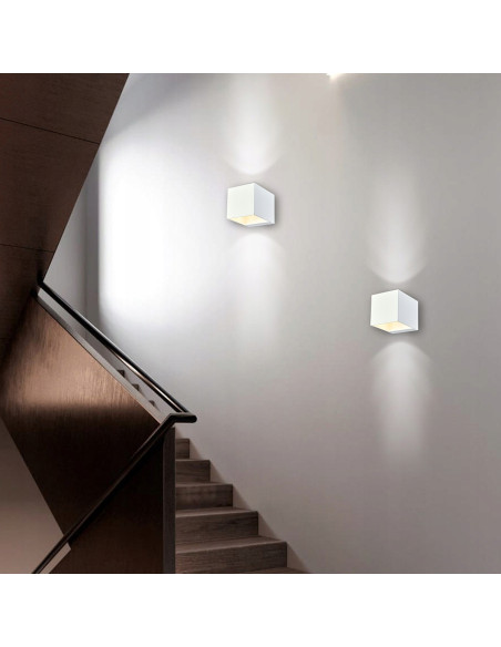 Kinkiet Alaska w białym kolorze - minimalizm i nowoczesność do oświetlenia schodów i korytarzy.