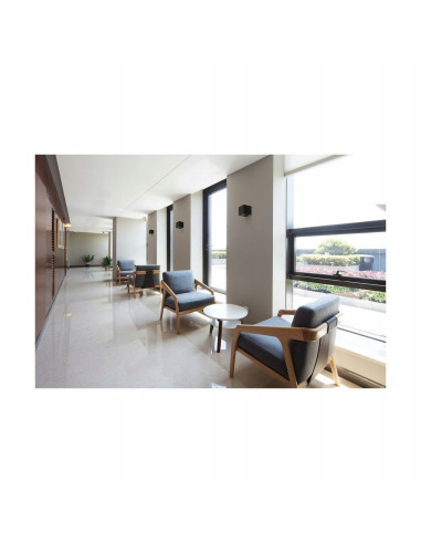 Kinkiet Alaska w białym kolorze - minimalizm i nowoczesność do oświetlenia schodów i korytarzy.