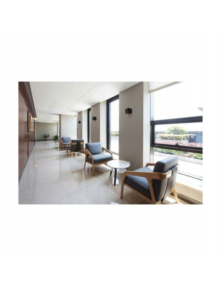 Kinkiet Alaska w białym kolorze - minimalizm i nowoczesność do oświetlenia schodów i korytarzy.