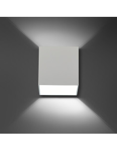 Kinkiet Cube z regulowanym oświetleniem w kolorze białym do sypialni i salonu marki Light Home