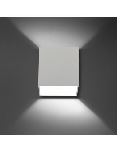 Kinkiet Cube z regulowanym oświetleniem w kolorze białym do sypialni i salonu marki Light Home