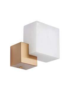 Kinkiet LED CUBO z białym marmurem, złote wykończenie, 3000K – minimalistyczne oświetlenie do sypialni. 2