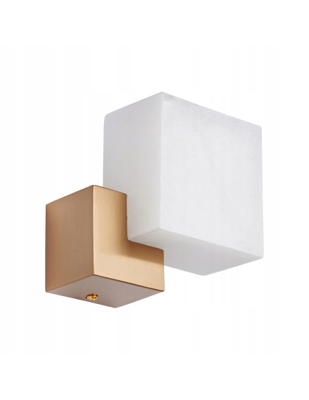 Kinkiet LED CUBO z białym marmurem, złote wykończenie, 3000K – minimalistyczne oświetlenie do sypialni.