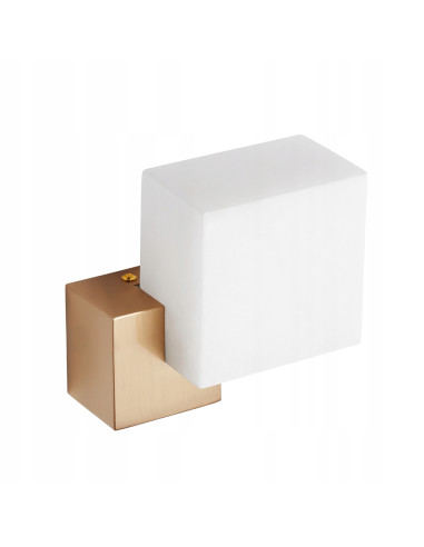 Kinkiet LED CUBO z białym marmurem, złote wykończenie, 3000K – minimalistyczne oświetlenie do sypialni.