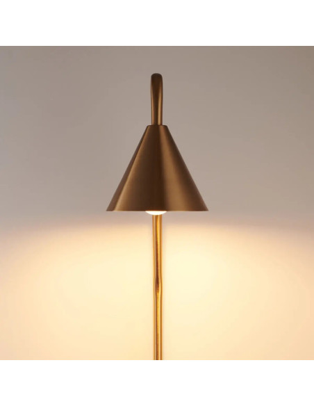 Kinkiet PRIMO w szczotkowanym złocie - nowoczesne oświetlenie industrialne do sypialni i biura, stylowe nad łóżko.