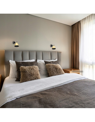 Kinkiet ścienny Cone w złocie z wysięgnikiem, metalowa lampa do sypialni z włącznikiem, elegancki design.