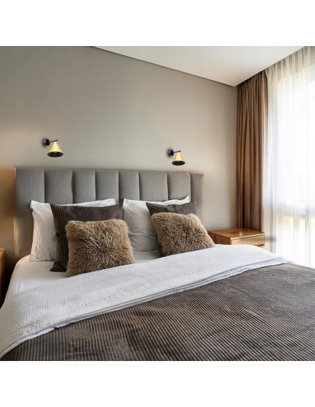 Kinkiet ścienny Cone w złocie z wysięgnikiem, metalowa lampa do sypialni z włącznikiem, elegancki design.