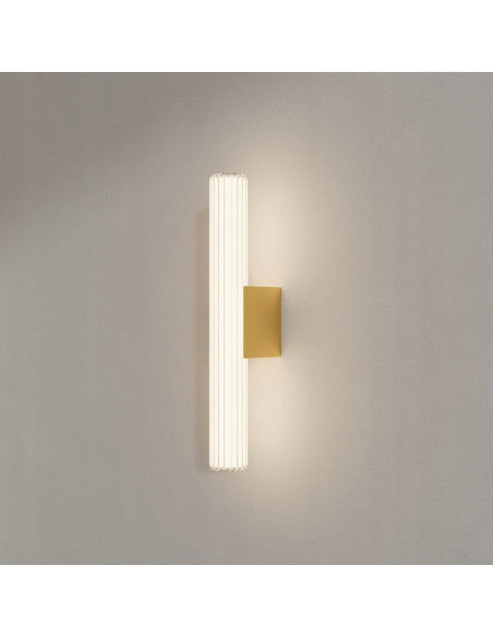 Kinkiet LED Linea w złotym wykończeniu z regulacją barwy światła, nowoczesny design do sypialni i łazienki