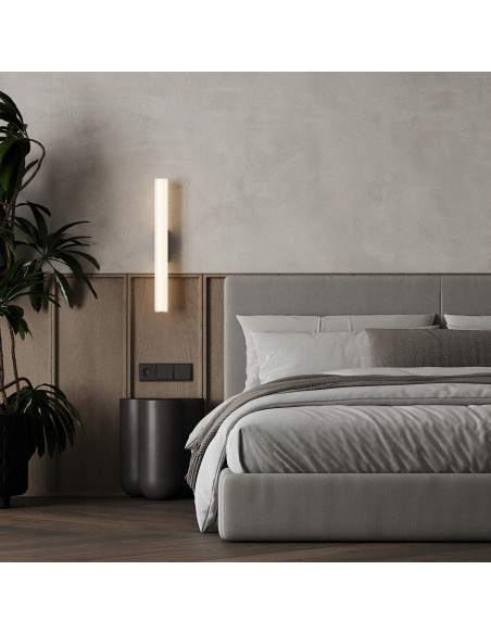 Kinkiet LED Linea w złotym wykończeniu z regulacją barwy światła, nowoczesny design do sypialni i łazienki