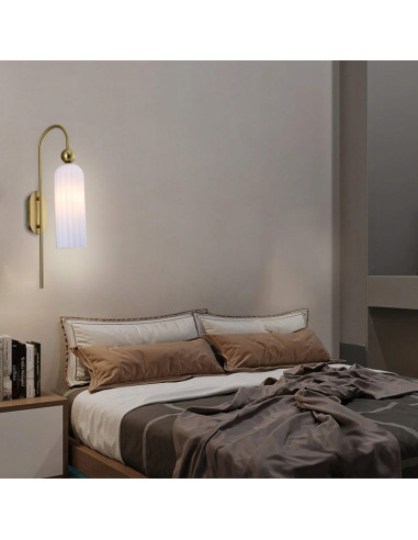 Kinkiet retro PIEGA w biało-złotym kolorze – eleganckie oświetlenie do sypialni i jadalni, metal i szkło.