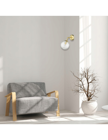 Kinkiet Arette w złotym kolorze z kulistym kloszem szklanym - elegancki dodatek w stylu glamour i retro